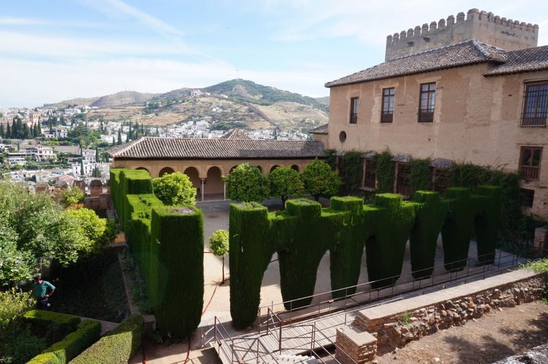 Alhambra and the Generalife Gardens Tour in Granada - Three hours, two languages and a group pace