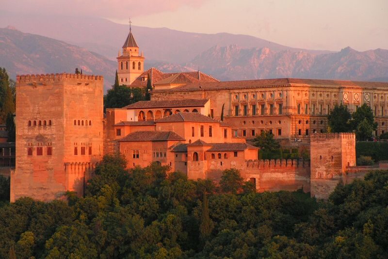 Alhambra Guided Tour with Options for Nasrid Palace and Transfers - Why a guide helps at the Alhambra