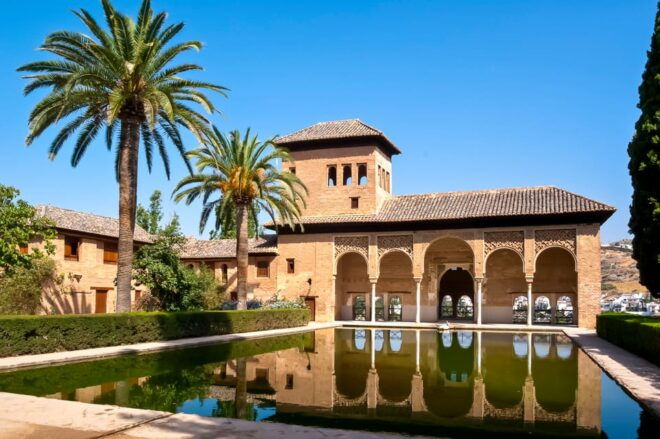 Alhambra & Nasrid Palace: Private Tour With Tickets - Meeting Point and Details