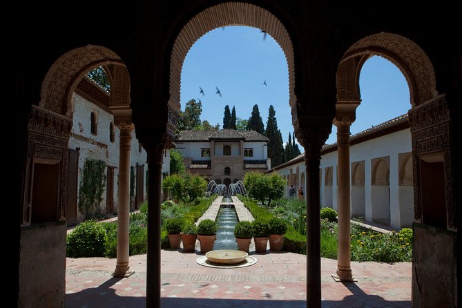 Alhambra: Small Group Tour With Local Guide & Admission - Overview and Highlights