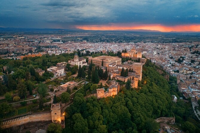 Alhambra With Nazaries Palaces Private Tour - Tour Experience and Guide Expertise