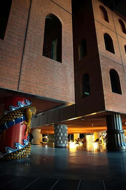 Alhóndiga de Bilbao: Art explained by Artists - Good To Know