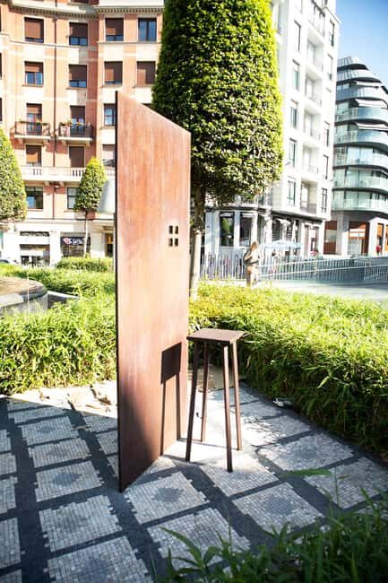 Alhóndiga de Bilbao: Art explained by Artists - Why This Tour Offers Real Value