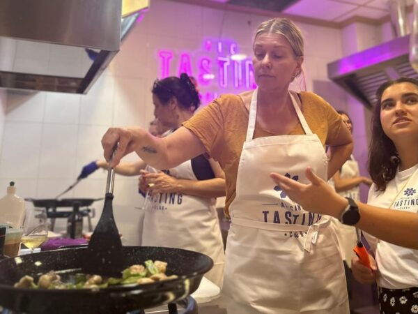 Alicante Paella Cooking Class, Tapas, Drinks and Market - Tapas, Drinks, and Atmosphere