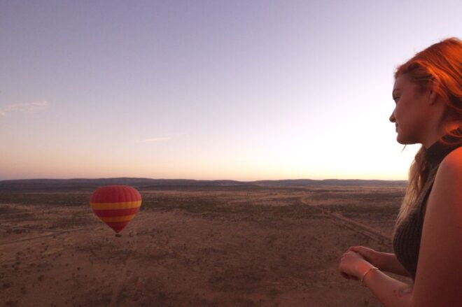 Alice Springs: Early Morning Hot Air Balloon Flight - Enjoy Drinks and Snacks in the Desert