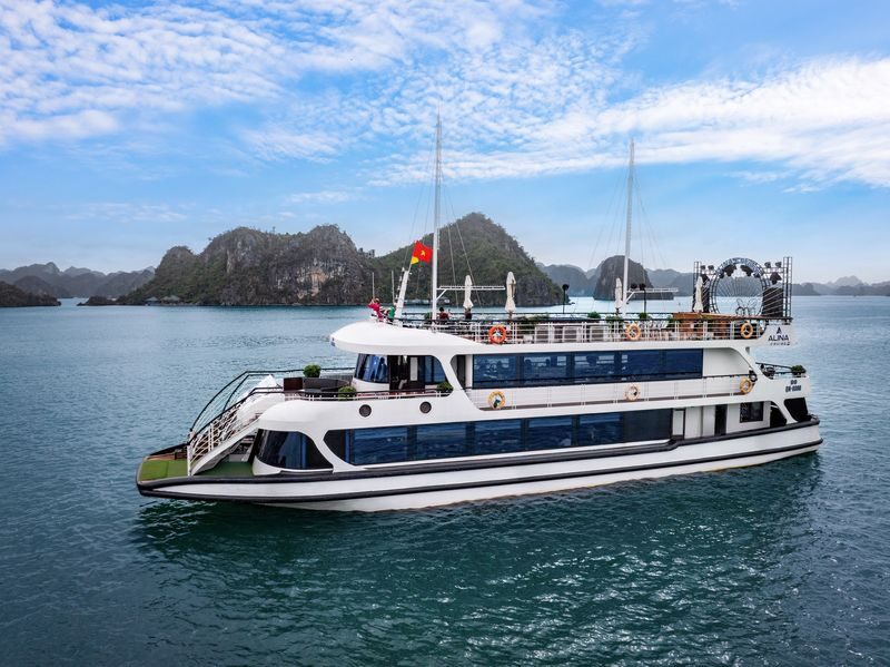 Alina Day Cruise: Ha Long Bay Tour with Sung Sot & Ti Top - Six hours on the water, with Ha Long Bay in view