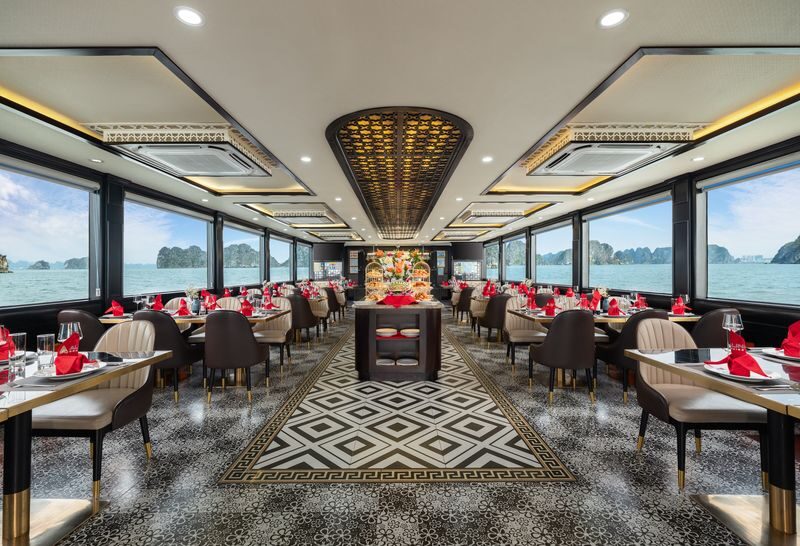 Alina Day Cruise: Ha Long Bay Tour with Sung Sot & Ti Top - Lunch while the boat crosses the bay