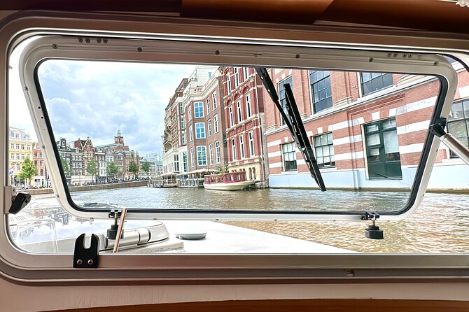 All-Inclusive Private Cruise With Captain - Pass By Famous Landmarks and Attractions