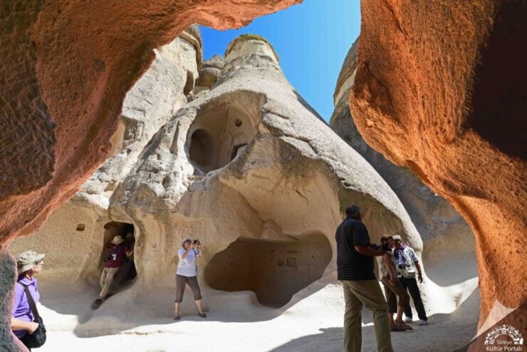 All Inclusive Red Tour With Expert Local Guide & Small Group - Tour Overview
