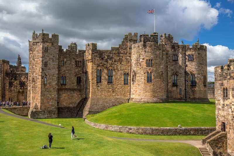 Alnwick Castle and the Borders Day Tour from Edinburgh - At a glance