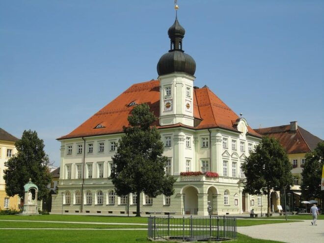 Altötting: Christmas Market Walking Tour - Market Popularity and Setting