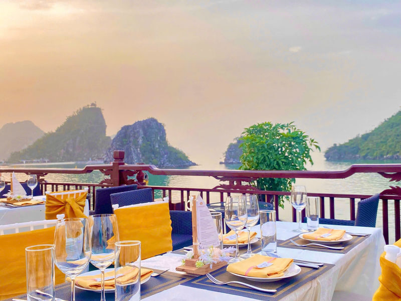 Amanda 2D1N Cruise: Ha Long Bay, Sung Sot, Ti Top - The crew, the guide and the moving schedule