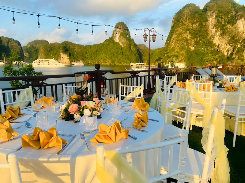 Amanda 3D2N Cruise: Ha Long Bay & Lan Ha Bay Tour - What the crew and onboard experience are like