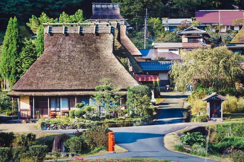 Amanohashidate & Ine Bay Sightseeing Boat & Kyoto Miyama Thatched Village One-Day Tour (Departing from Osaka/Kyoto) - Guides, pacing, and what the price covers