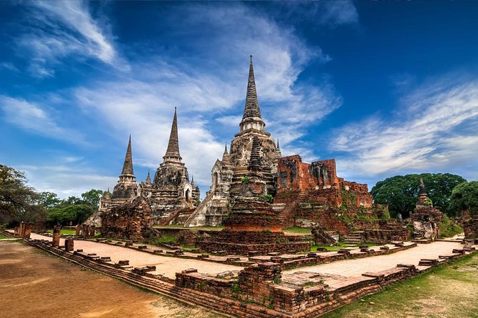 Amazing Bangkok Tour : R. Grand Palace, W. Phra Kaew and Wat Arun - Common Questions