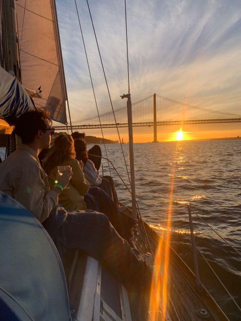 Amazing Lisbon Private Boat Tour With Drinks - Language Options and Inclusions