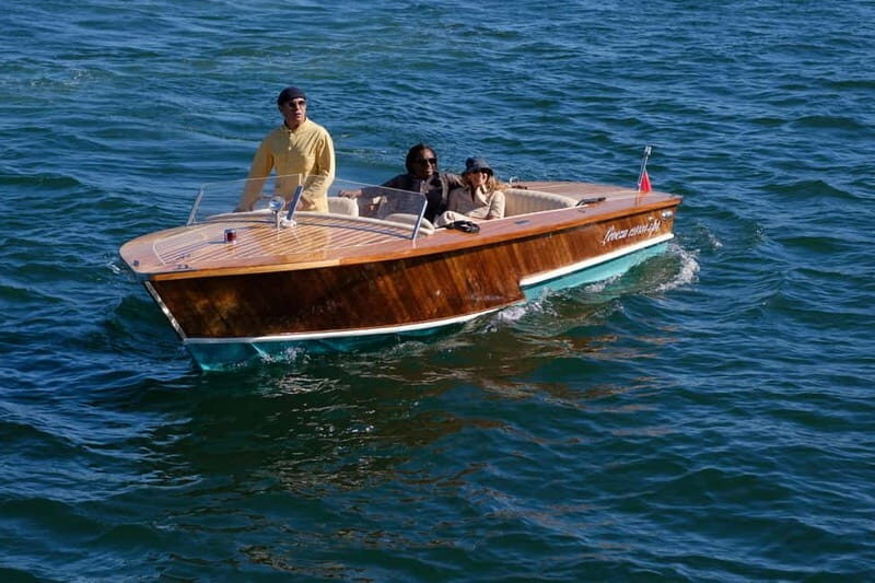 Amazing Tour on Classic Venetian Boat With Drinks - The Vessel and Its Timeless Appeal