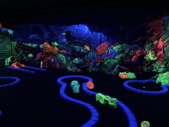 Amsterdam: 12 Hole Glow-in-the-Dark Minigolf - The Excitement of Playing in the Dark