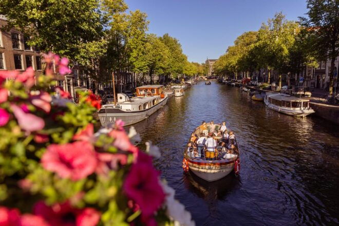 Amsterdam: 2h Canal Cruise Incl.Dutch Snacks & Drinks Option - Prohibited Activities