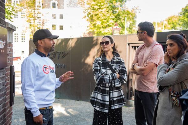 Amsterdam: Anne Frank and Jewish Quarter Tour - Visiting the Anne Frank House