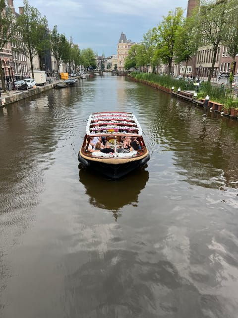 Amsterdam: Boat Tour With Optional Unlimited Drinks - Tour Features