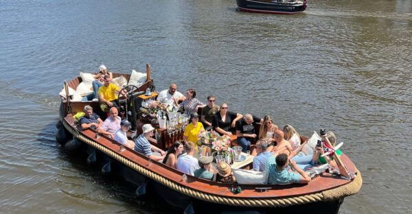 Amsterdam: Boat Tour With Optional Unlimited Drinks - Explore Amsterdams Vibrant Canals