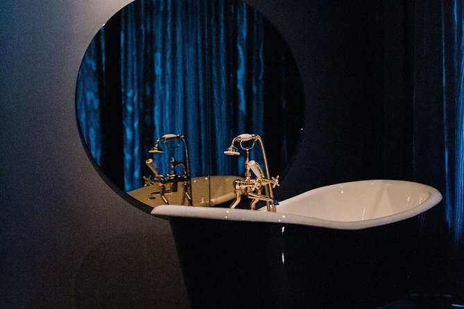 Amsterdam BonTon: Gentlemans Club Educational Tour - Guides Role and Expertise