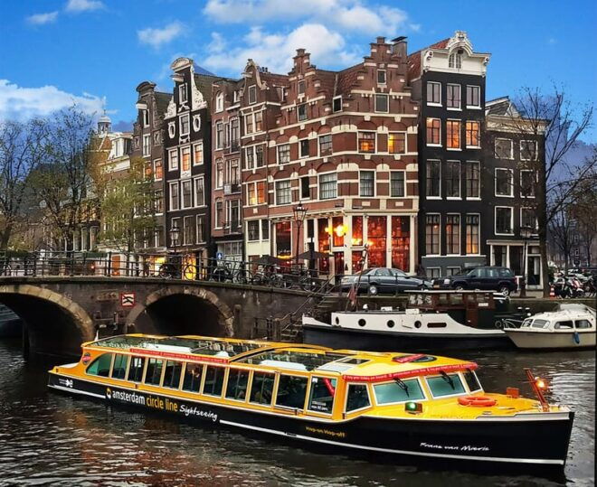 Amsterdam: Burger Cruise With Restaurant Beers & Barrels - Dining Experience and Menu