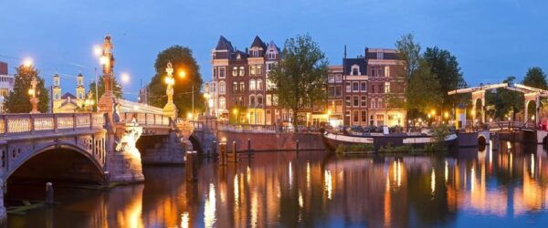 Amsterdam: Burger Cruise With Restaurant Beers & Barrels - Onboard Amenities and Services