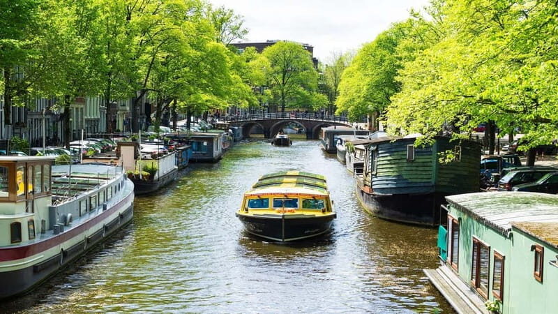 Amsterdam: Burger Dinner Canal Cruise - Who Should Consider This Experience?