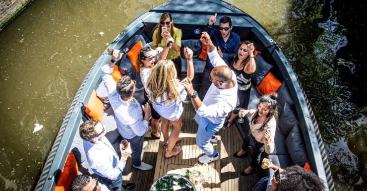 Amsterdam: Canal Belt Private Beer Boat Tour - Experience on the Beer Boat