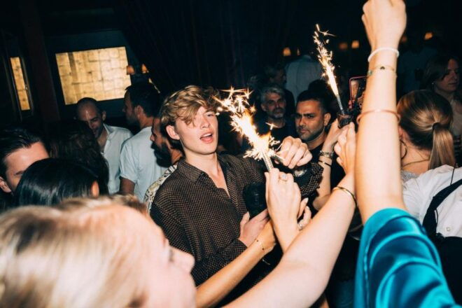Amsterdam: Chin Chin Club and Dinner - Adhere to the Smart Casual Dress Code