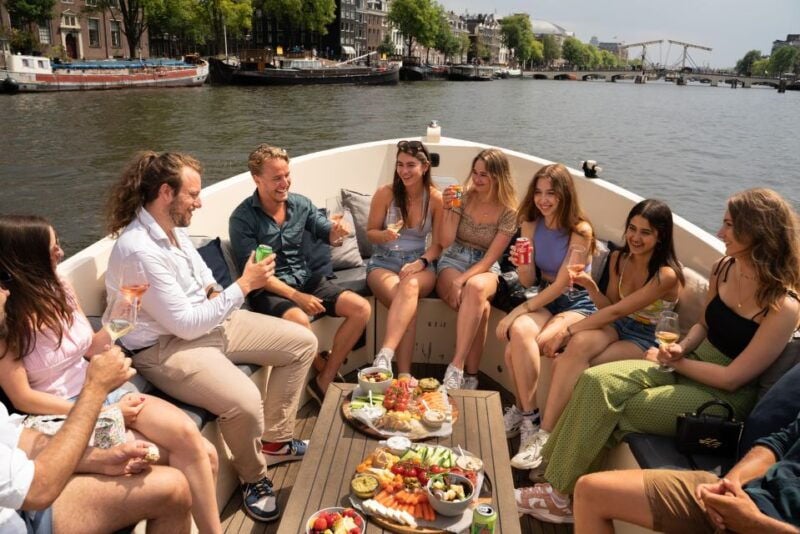 Amsterdam: Cozy Evening Canal Cruise With Open Bar Option - The Experience: Atmosphere and Commentary