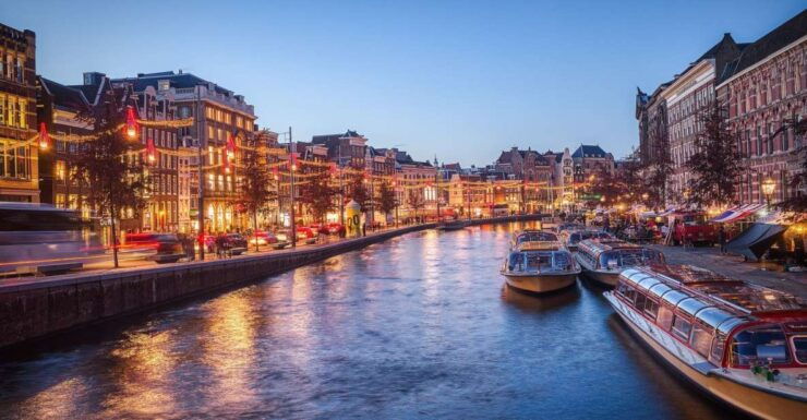 Amsterdam: Dam Square Self-Guided Mystery Walk - Activity Details