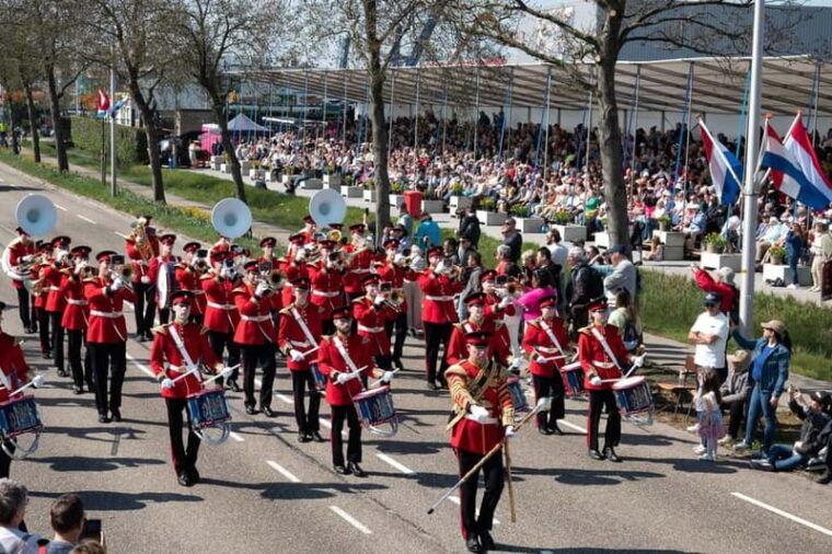 Amsterdam: Day Trip to Flower Parade & Keukenhof on April 18 - FAQs
