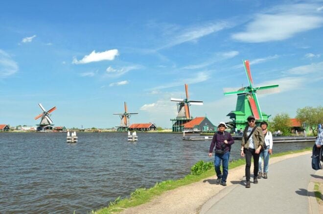 Amsterdam: Edam, Volendam, and Zaanse Schans Guided Tour - Volendam: Fishing Village and Free Time