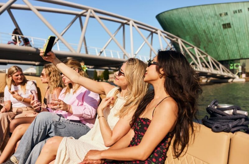 Amsterdam: Evening Canal Cruise With Unlimited Drinks Option - The Cruise Itinerary in Detail