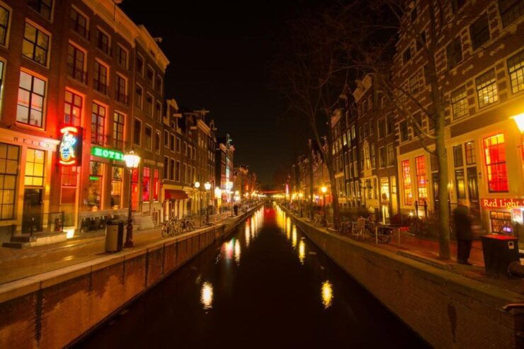 Amsterdam: Exclusive Red Light District Tour and Drink - Tour Highlights