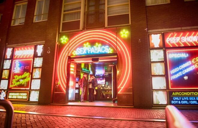 Amsterdam: Exclusive Red Light District Tour and Drink - Tour Itinerary