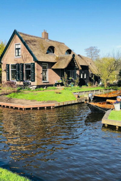 Amsterdam: Explore Giethoorn in a Private Tour With Driver - Picturesque Scenery of Giethoorn