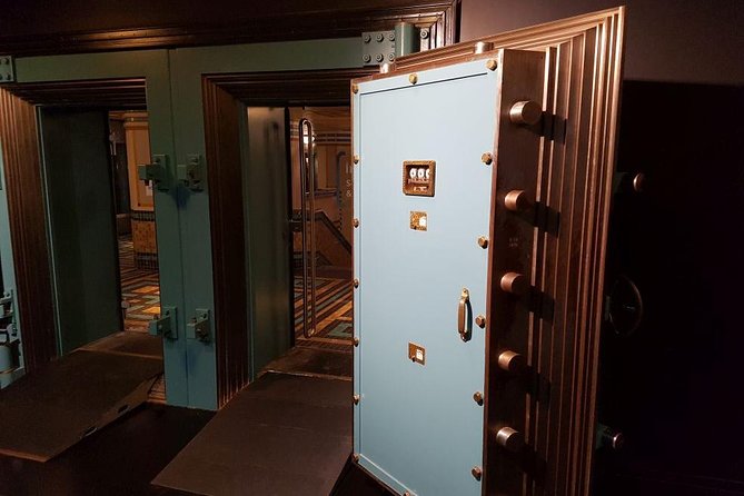 Amsterdam Financial Tour: Banks, Vaults and Nazi Gold - Amsterdams Stock Exchange and Limited Company