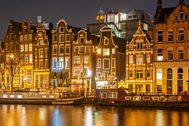 Amsterdam: First Discovery Walk and Reading Walking Tour - Full Description