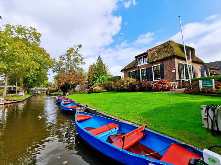 Amsterdam: Giethoorn, Afsluitdijk and Zaanse Schans Day Trip - Itinerary Details