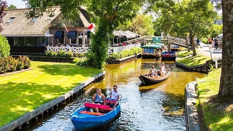Amsterdam Giethoorn Full-Day Guided Tour - The appeal of Giethoorn from the water