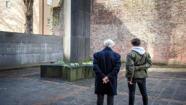 Amsterdam: Guided Anne Frank Small Group Walking Tour - The Anne Frank Statue