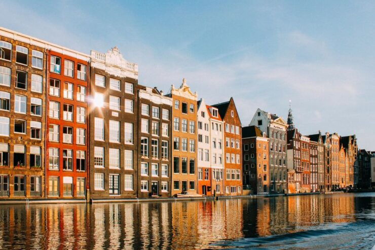 Amsterdam: Guided Boat Tour With Stroopwafels Drinks - Tour Highlights