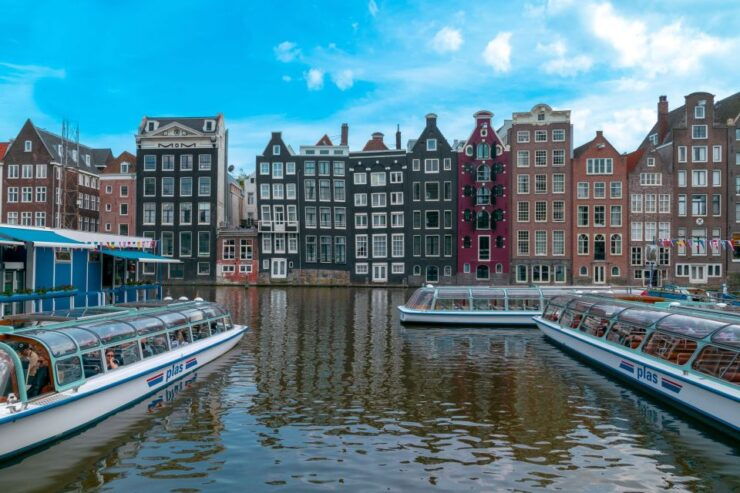 Amsterdam: Guided Boat Tour With Stroopwafels Drinks - Tour Inclusions