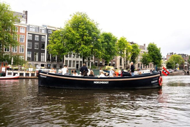 Amsterdam: Guided Open Boat Canal Cruise With Drinks Option - Onboard Amenities and Services