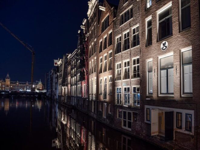 Amsterdam Haunted History Walking Tour - Nieuwezijds Kolk 1: A Chilling Spectacle