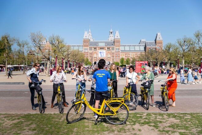Amsterdam: Highlights and Hidden Gems Bike Tour - Discover Historic Districts